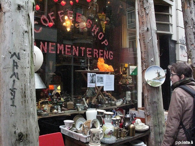 Кофешоп и по совместительству магазин антиквариата в Амстердаме