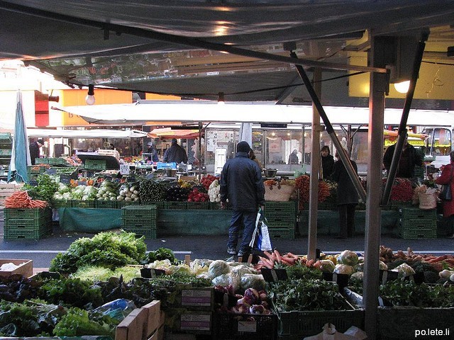 Рынок на бульваре Эльветик в Женеве