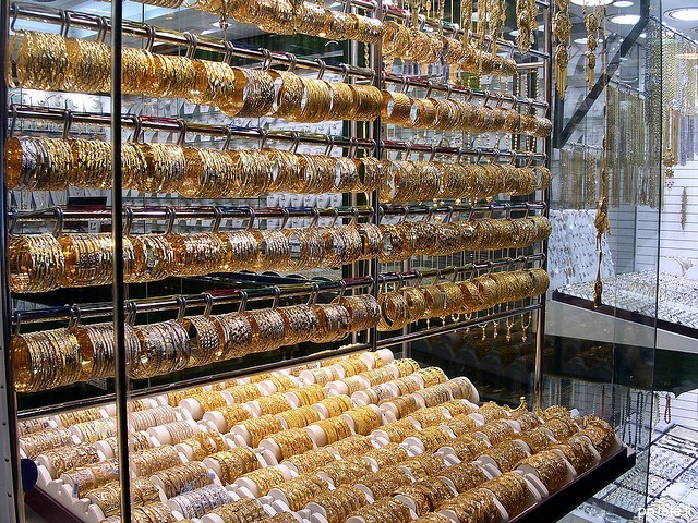 Витрина золотого базара в Дубае