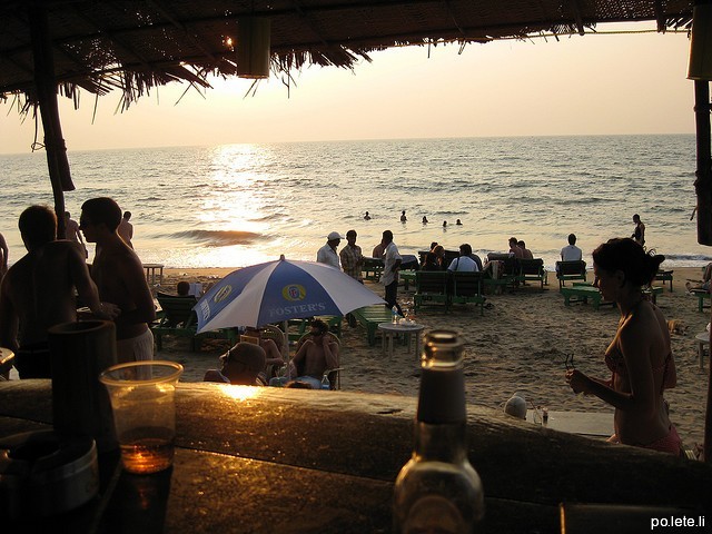 Закат на пляже Анджуна в Гоа