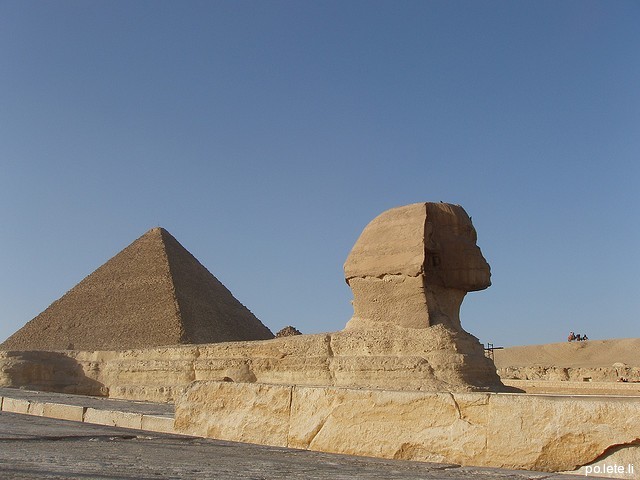 Сфинкс и пирамида в Египте