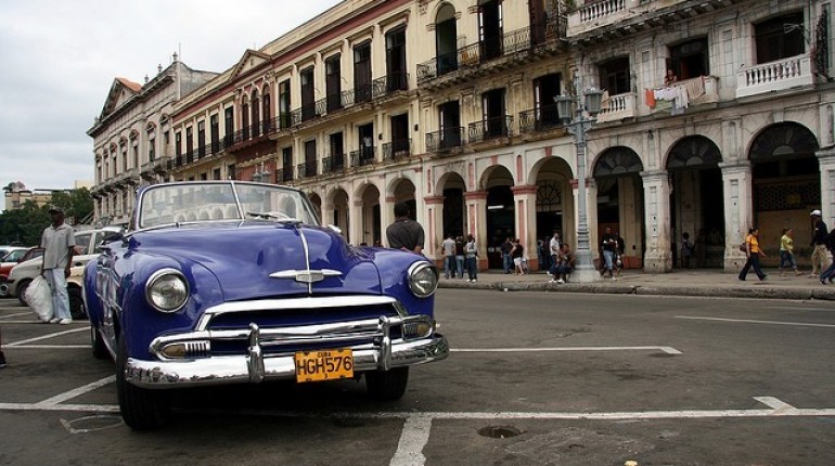 Старый автомобиль на улице Гаваны