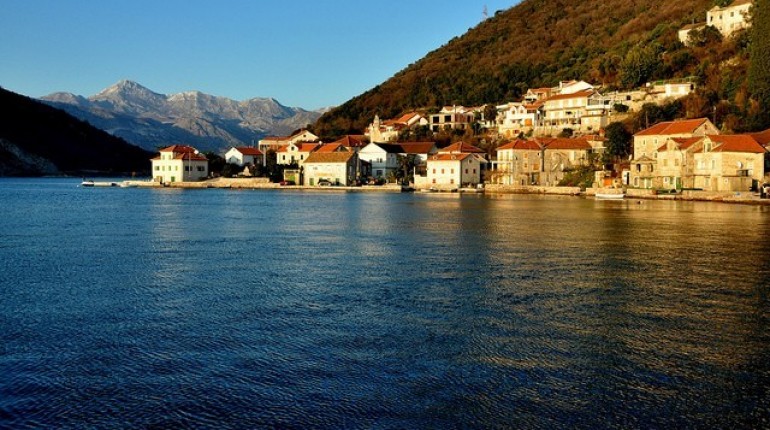 Деревня на берегу в Черногории