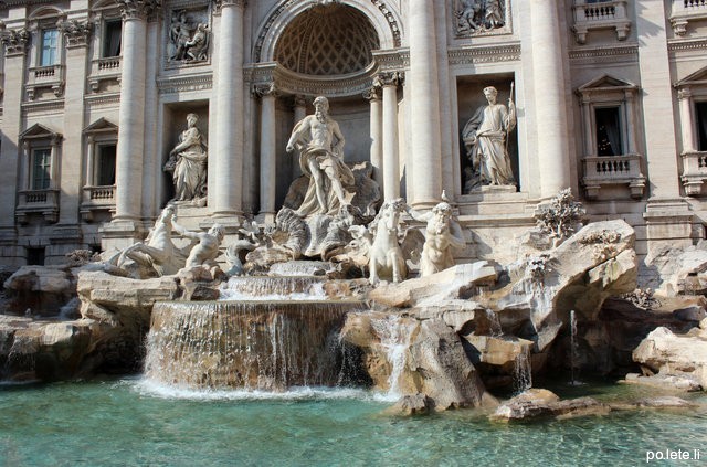 Античный фонтан в Риме