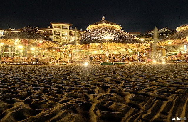 Пляжное кафе на ночном побережье Болгарии
