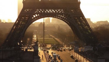 Утро у подножия Эйфелевой башни в Париже