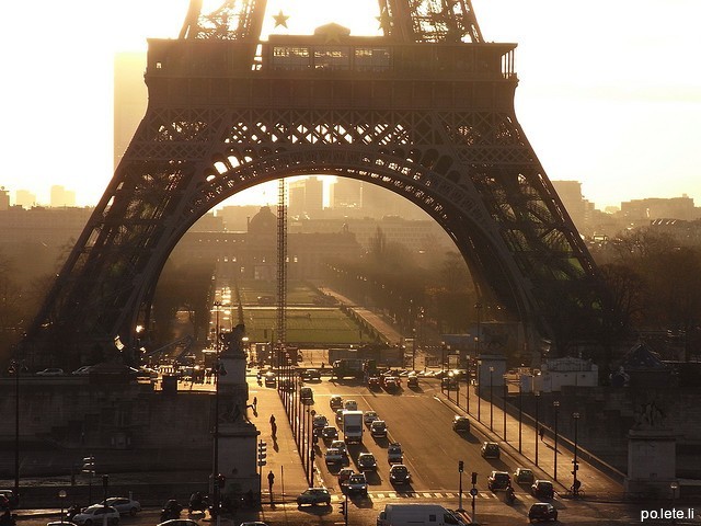 Утро у подножия Эйфелевой башни в Париже