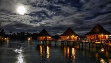 Бунгало ночью на Таити