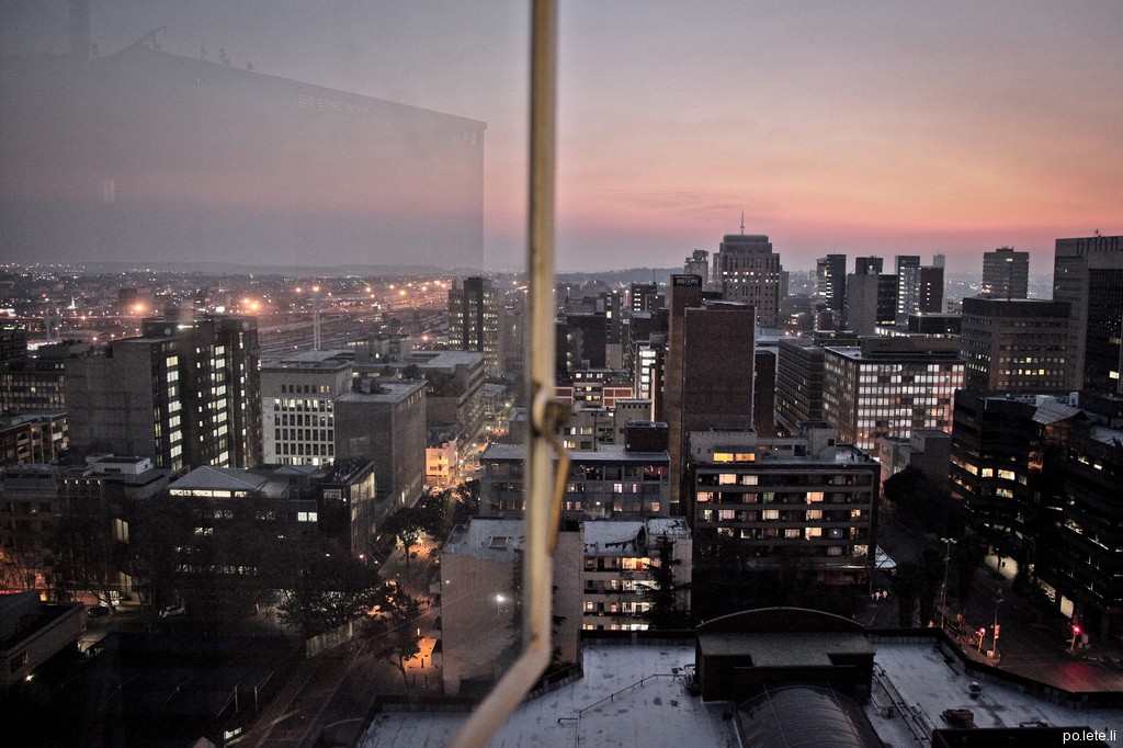 Панорама Йоханнесбурга через окно
