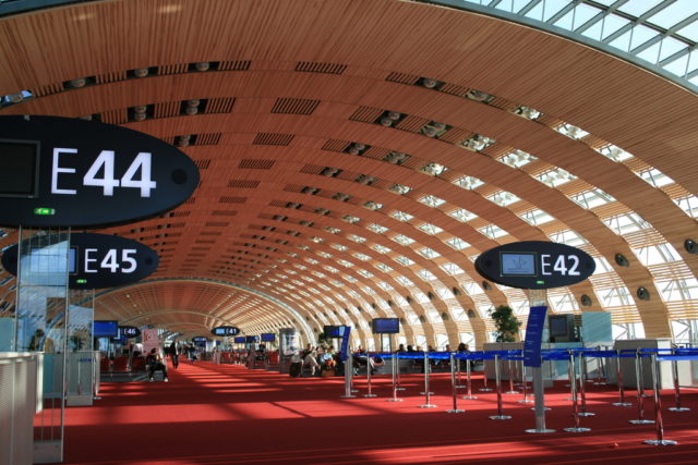 Зал ожидания в аэропорту Шарля де Голля в Париже