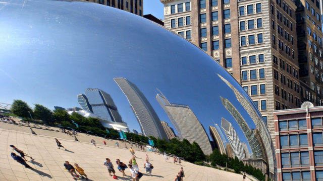 Скульптура "Облачные врата" в Миллениум-парке в Чикаго