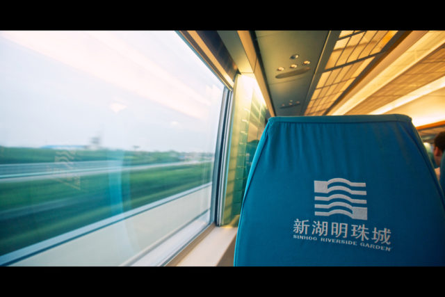 Внутри скоростного поезда из шанхайского аэропорта